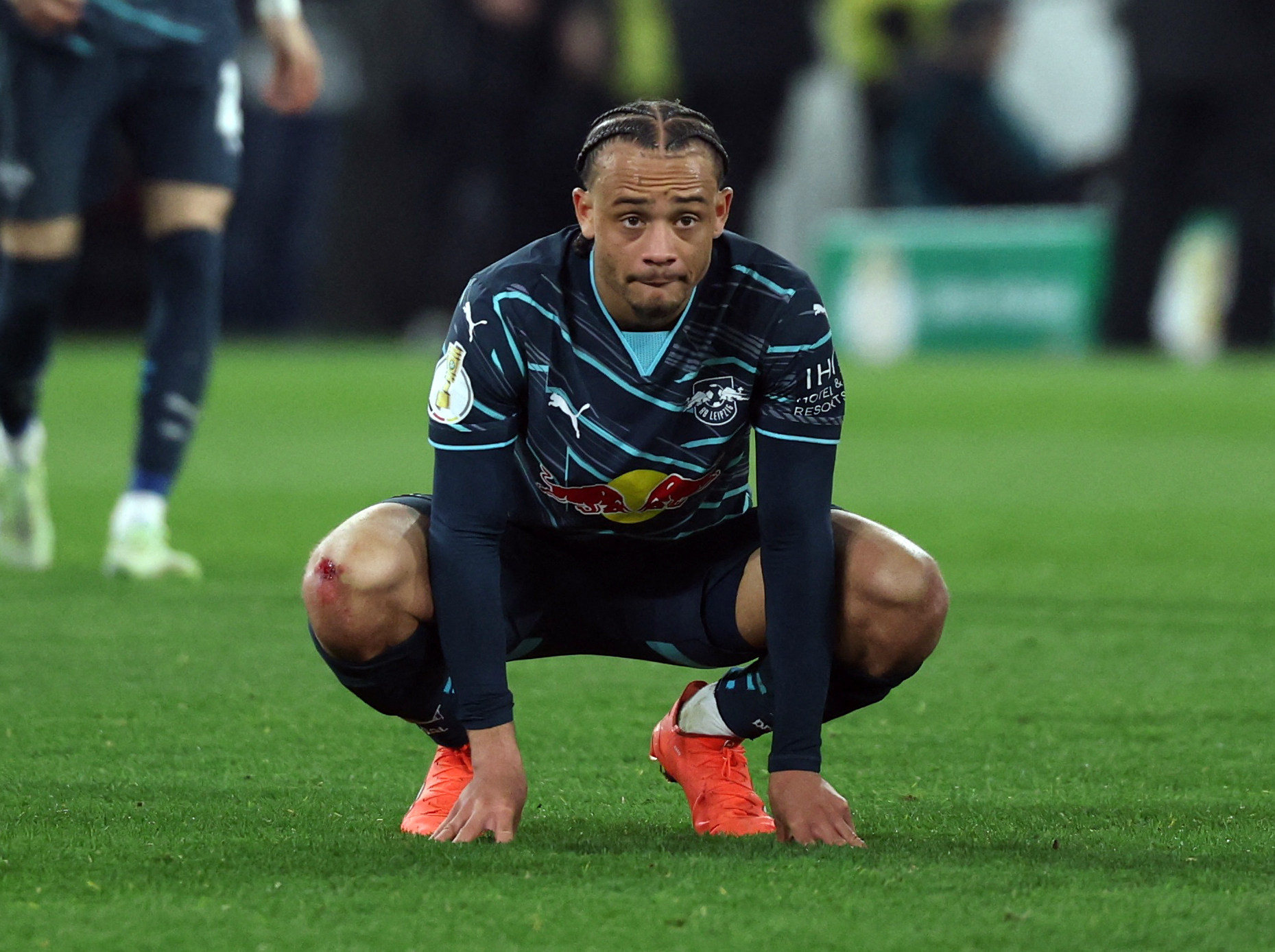 Xavi Simons accroupi