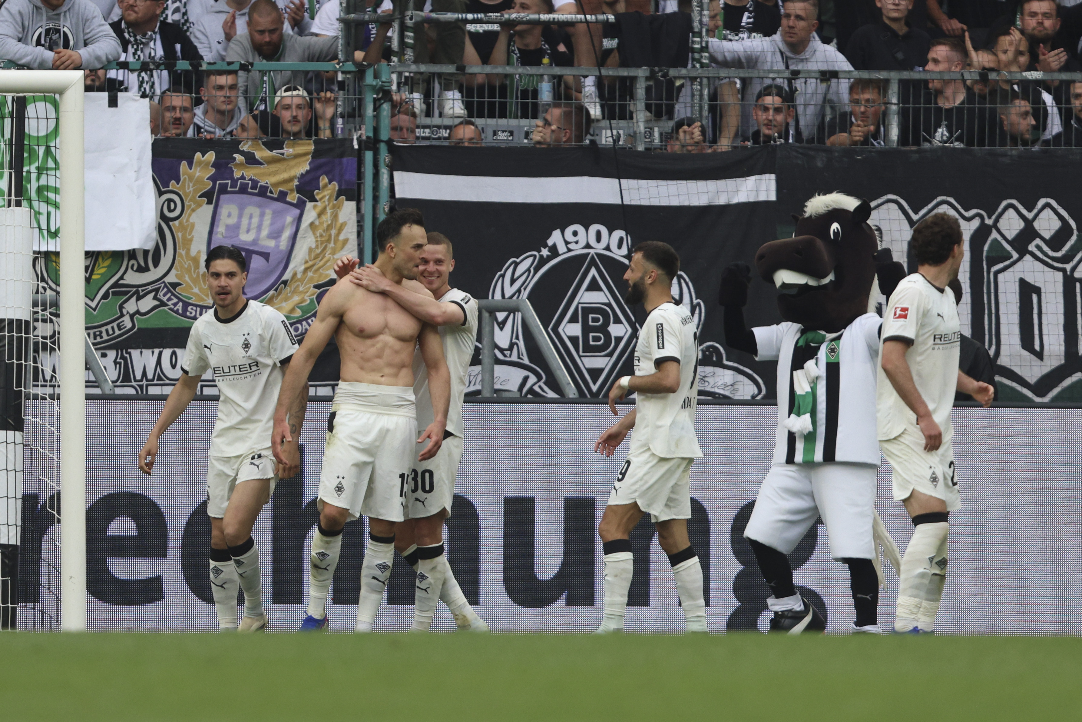 Bundesliga : Le Borussia Mönchengladbach coiffe Dortmund et valide son maintien
