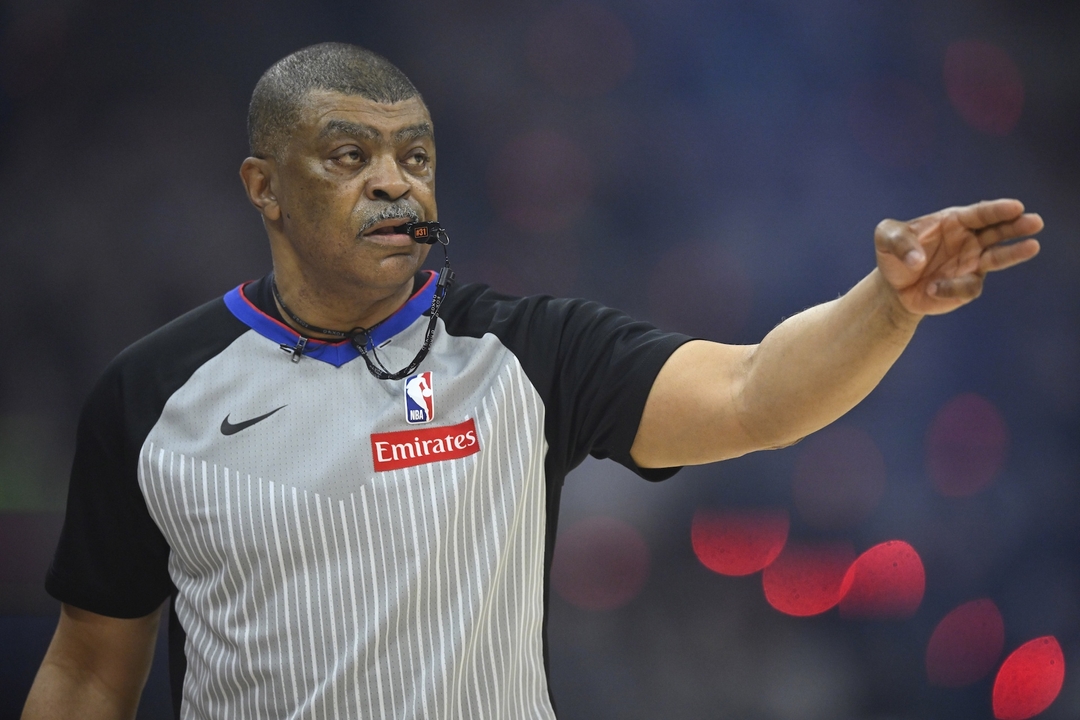 Un arbitre de touche frappe Robertson au visage