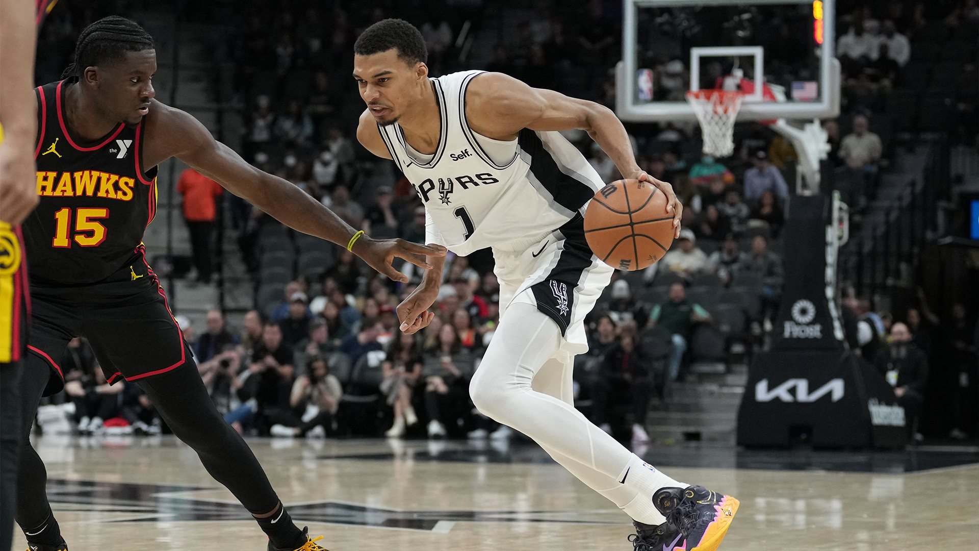 NBA : Wemby et les Spurs échouent de justesse face aux Hawks de Trae Young